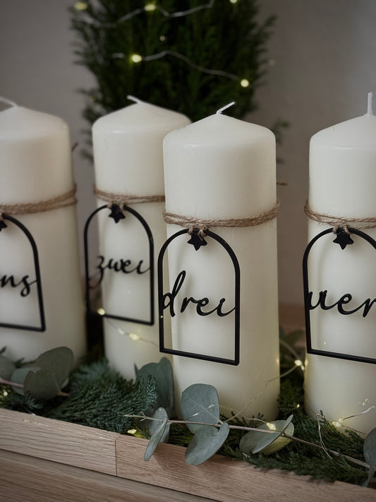 Adventsteller mit Kerzen