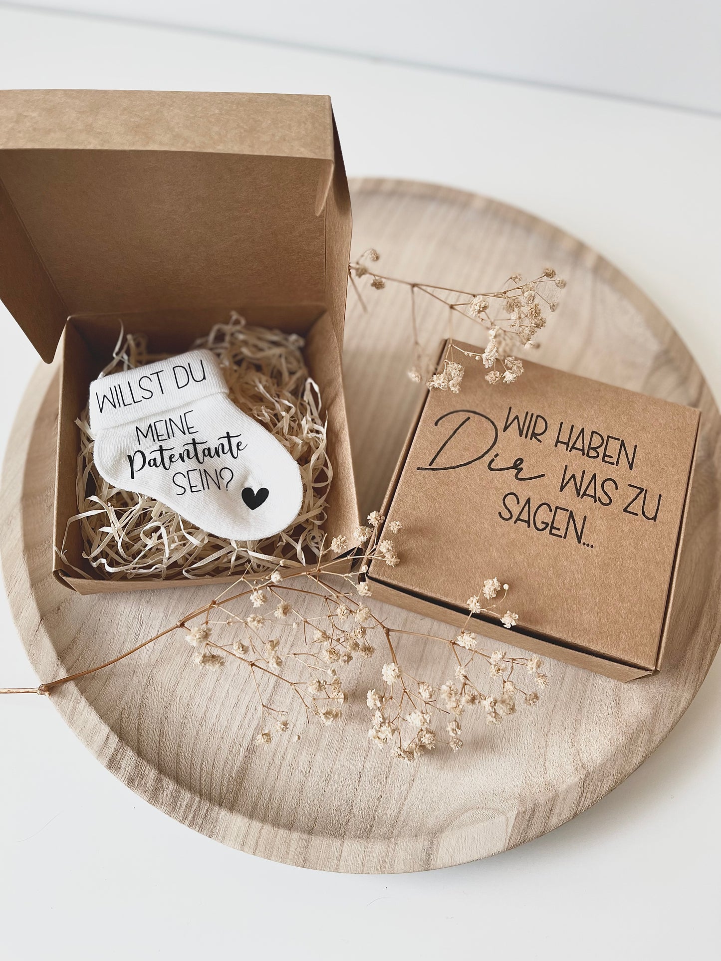 Babysocke mit Geschenkbox zur Schwangerschaftsverkündung