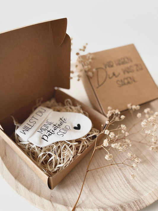 Babysocke mit Geschenkbox zur Schwangerschaftsverkündung