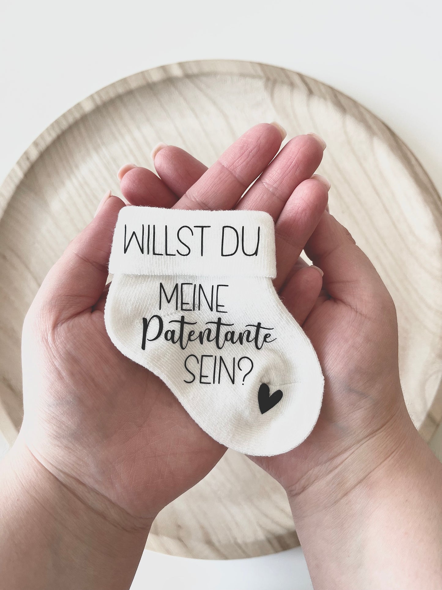 Babysocke mit Geschenkbox zur Schwangerschaftsverkündung