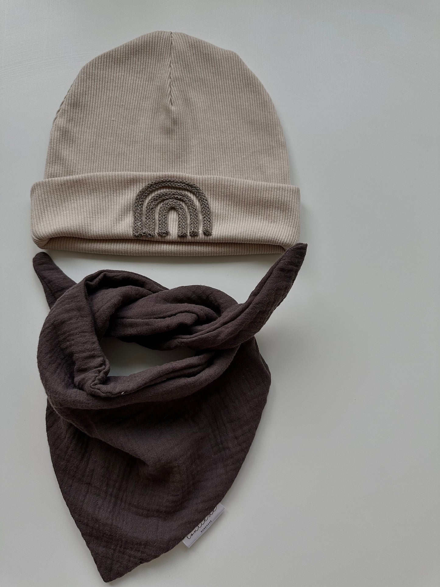 Beanie mit Regenbogen