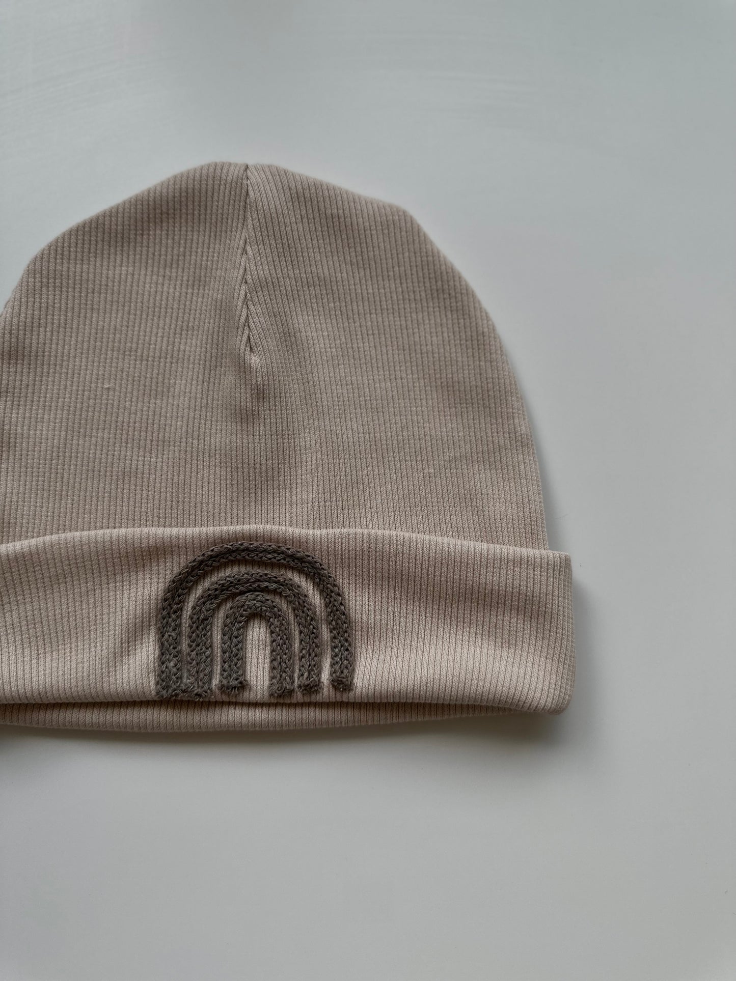 Beanie mit Regenbogen