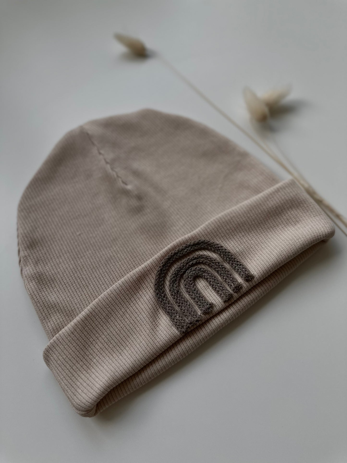 Beanie mit Regenbogen