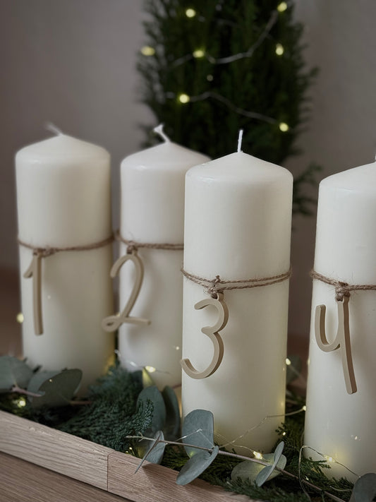 Adventsteller mit Kerzen