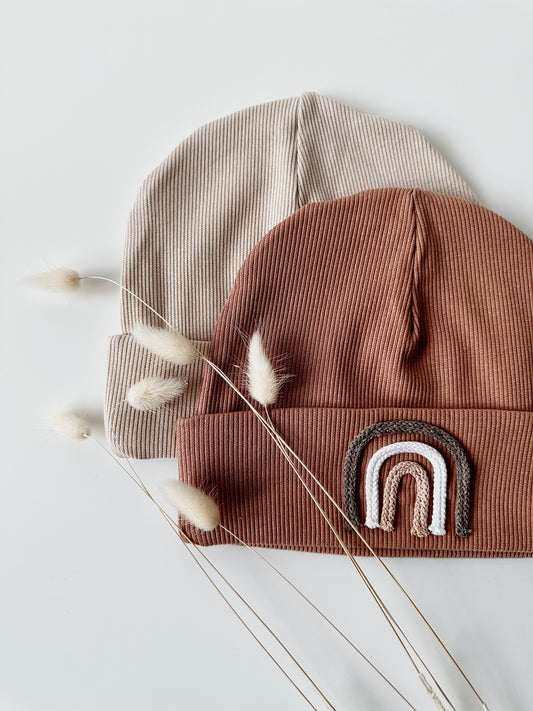 Beanie mit Regenbogen