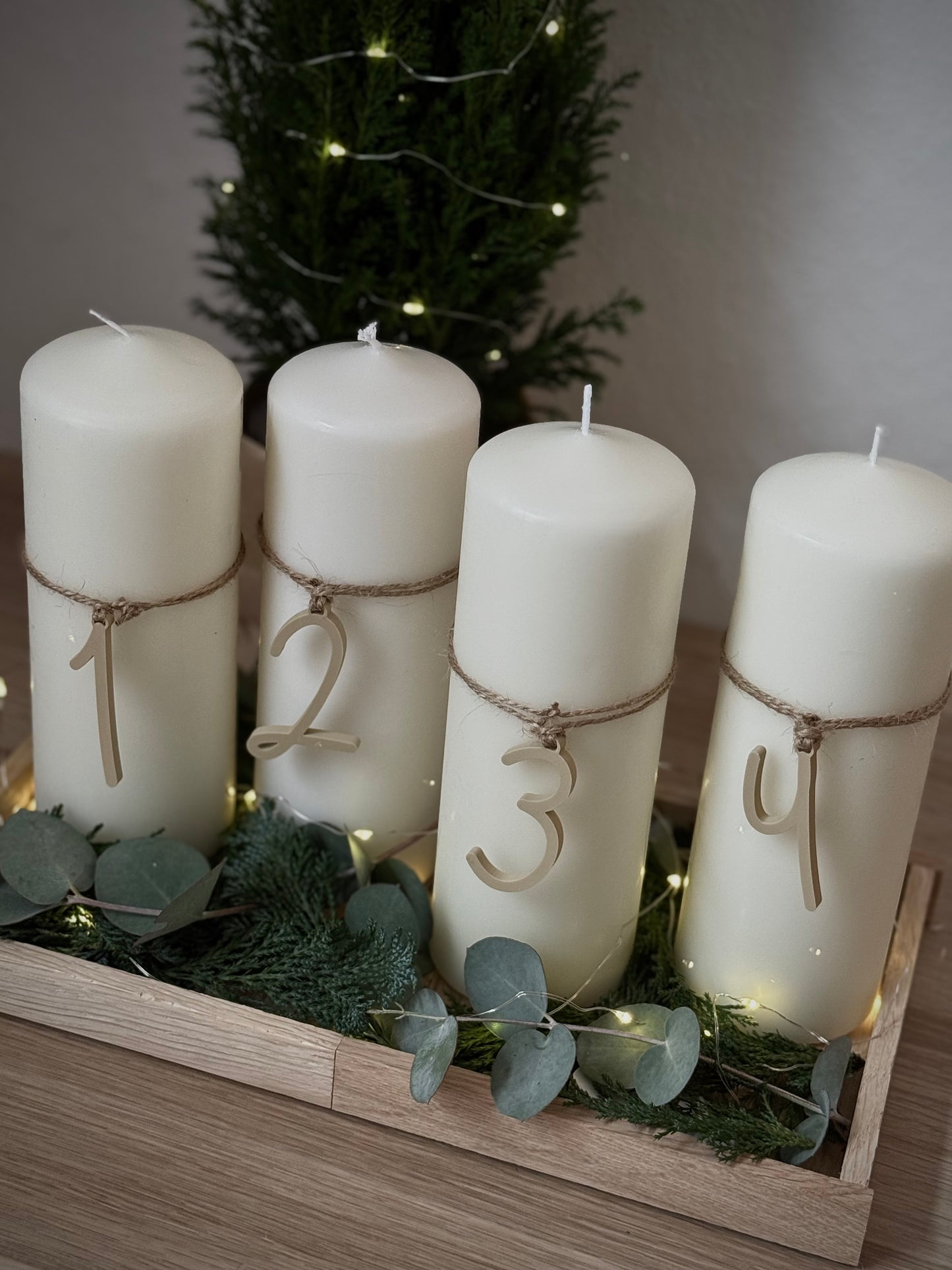 Adventsteller mit Kerzen