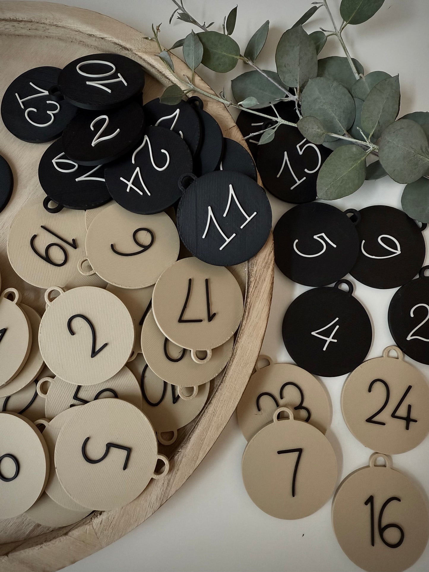 Adventskalender mit Zahlen-Kugeln