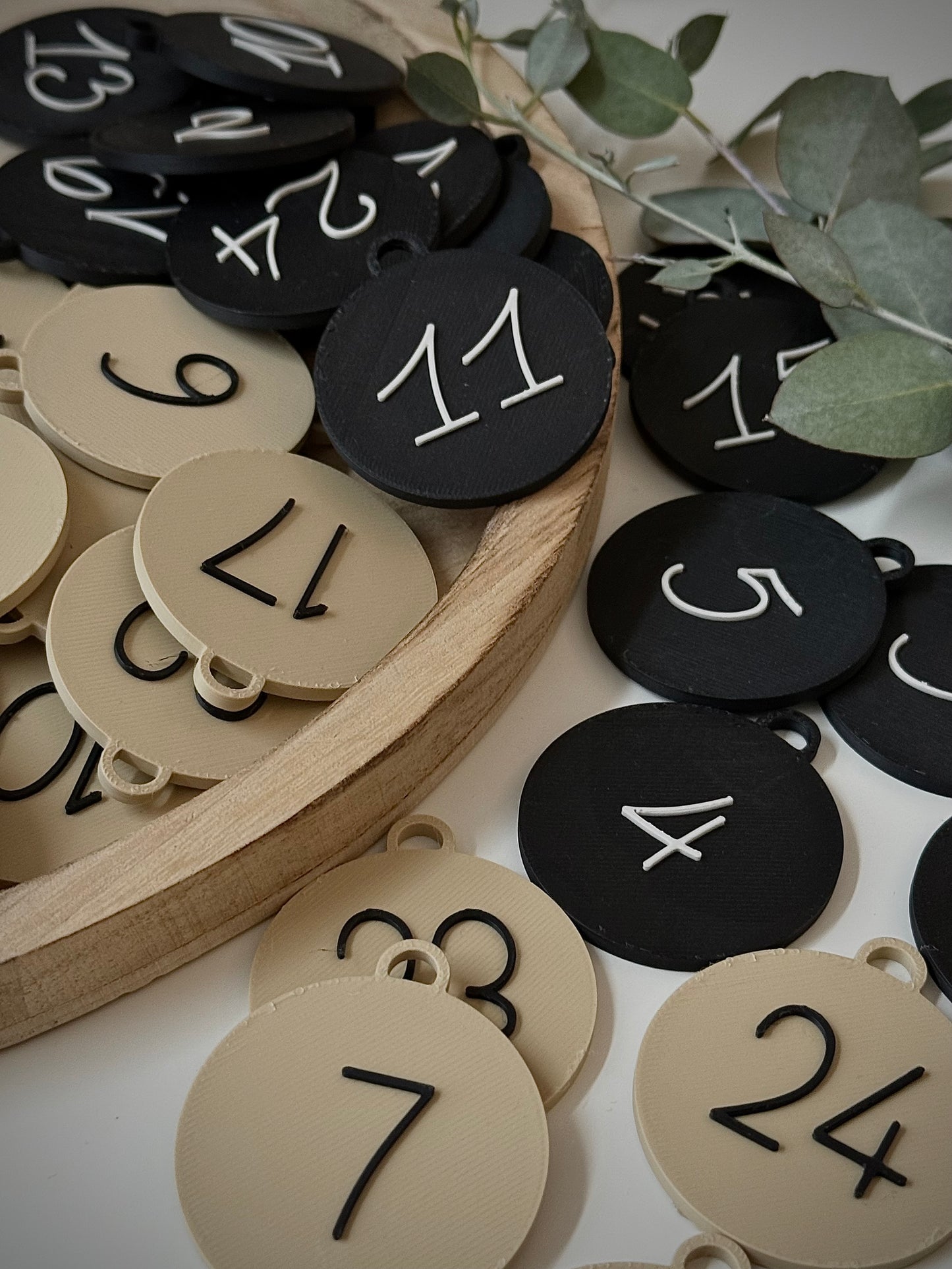 Adventskalender mit Zahlen-Kugeln